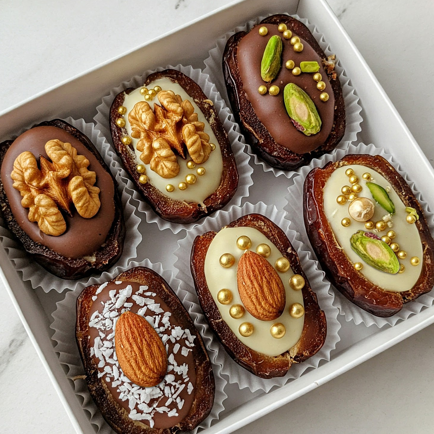 Edle Dattelpralinen mit belgischer Schokolade & Nüssen